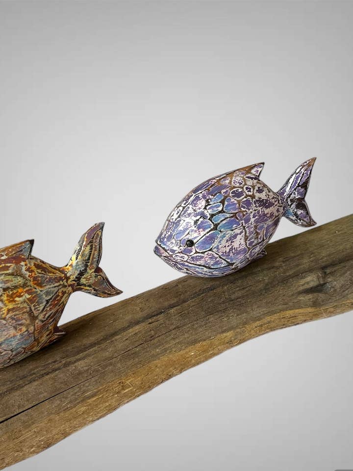 Holzbemalte 3 Fische auf Treibholzsockel - aus Bali für den Großhandel von Batik Indah