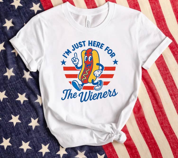 Boho Bloom Emporium – Engroshandel T-shirt med print - Dame – 4. juli Bare Her For Wienerne T-shirt