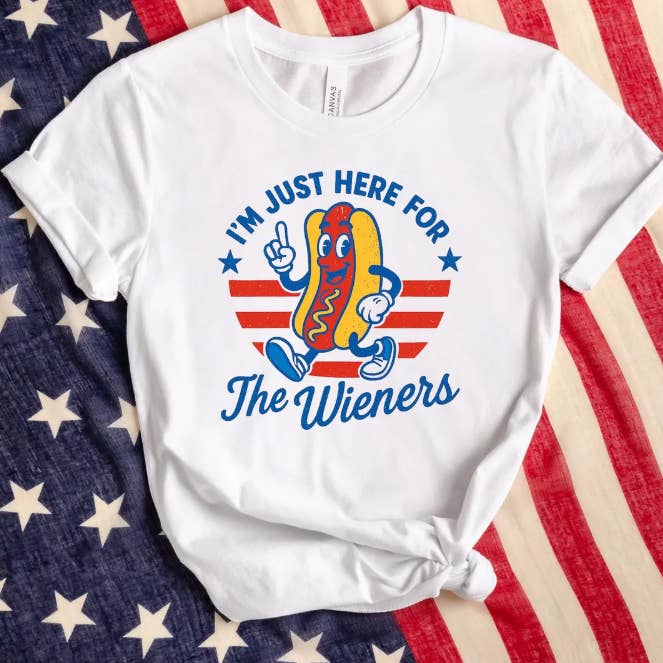 Boho Bloom Emporium – Engroshandel T-shirt med print - Dame – 4. juli Bare Her For Wienerne T-shirt0