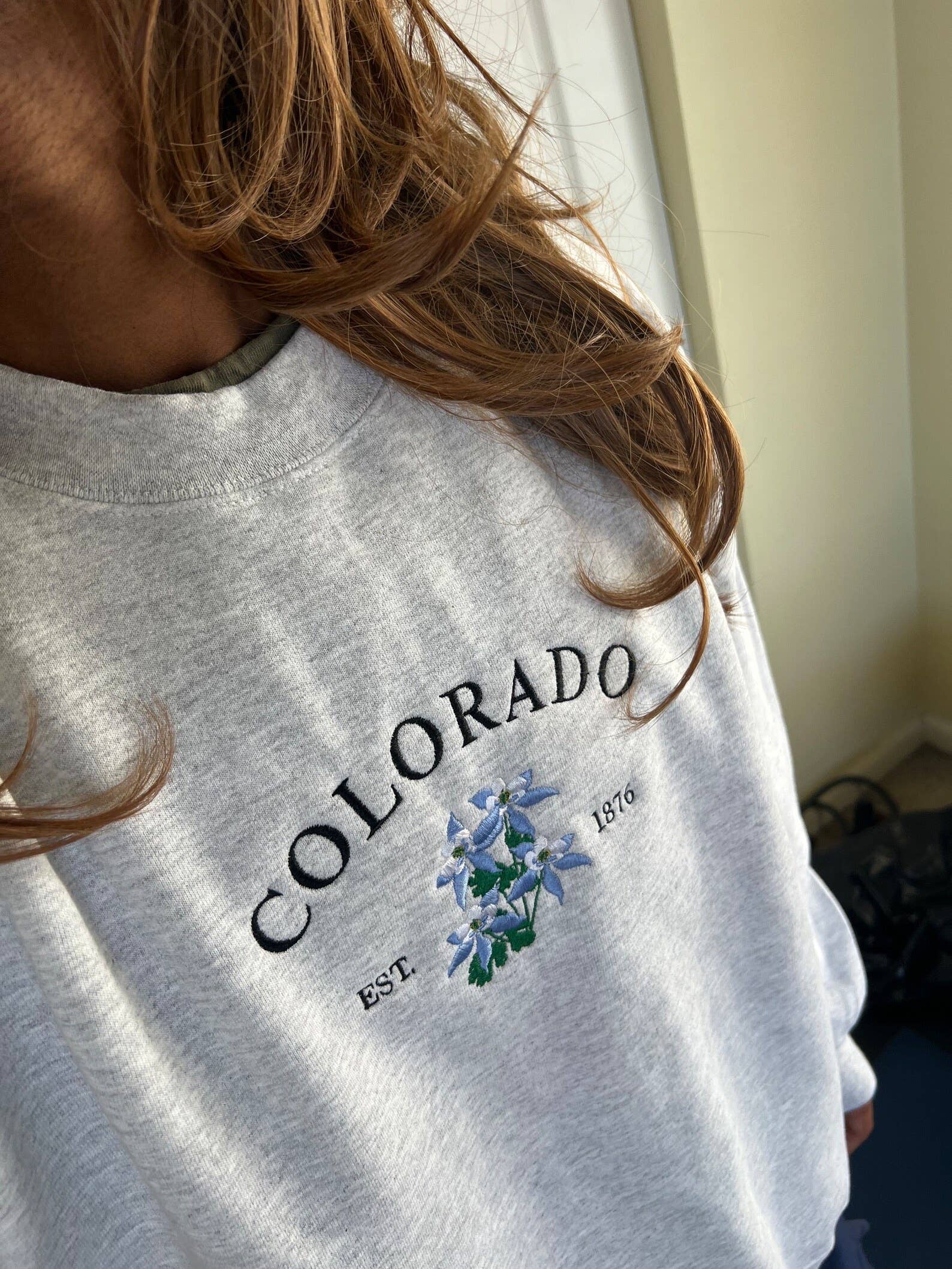 Poppy Bloem – Engroshandel Sweatshirt - Unisex – Colorado State Blomst Broderet Sweatshirt: Blå Columbine8