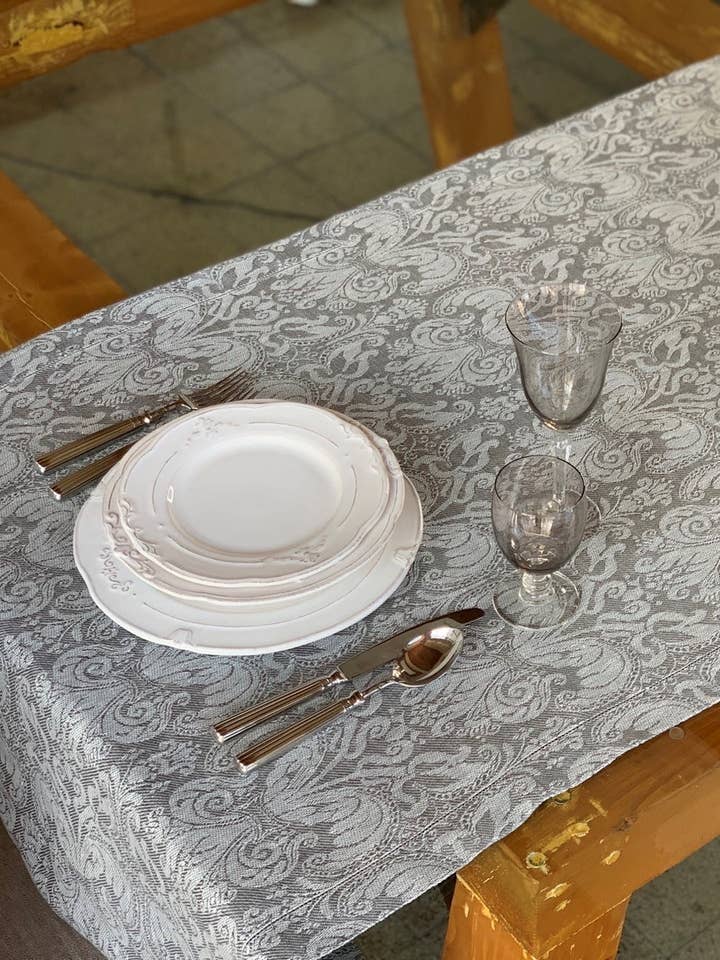 Cavaliere Giglio med 100% hørkant for engroshandel hos BUSATTI