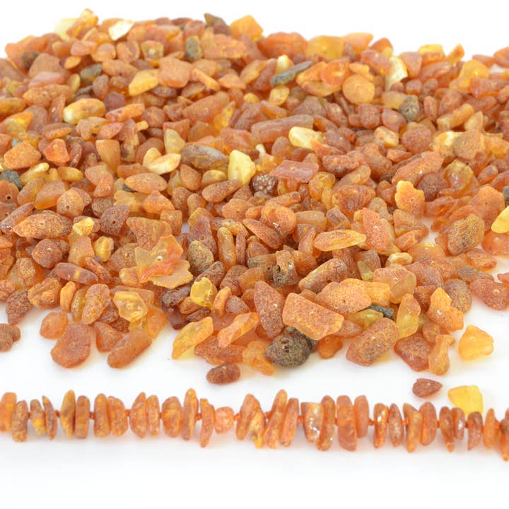 Perles en ambre brut cognac en chips détachées pour la vente par The Natural Amber