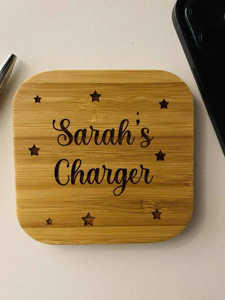Caricabatterie wireless personalizzato - Sarah's Charger per la vendita all'ingrosso da parte di The Funky Deer