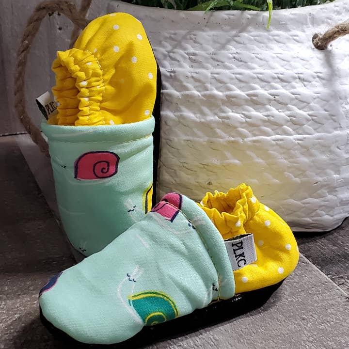 Mocassin escargots à pois PLKC pour la vente par Piper Lane Kids Co