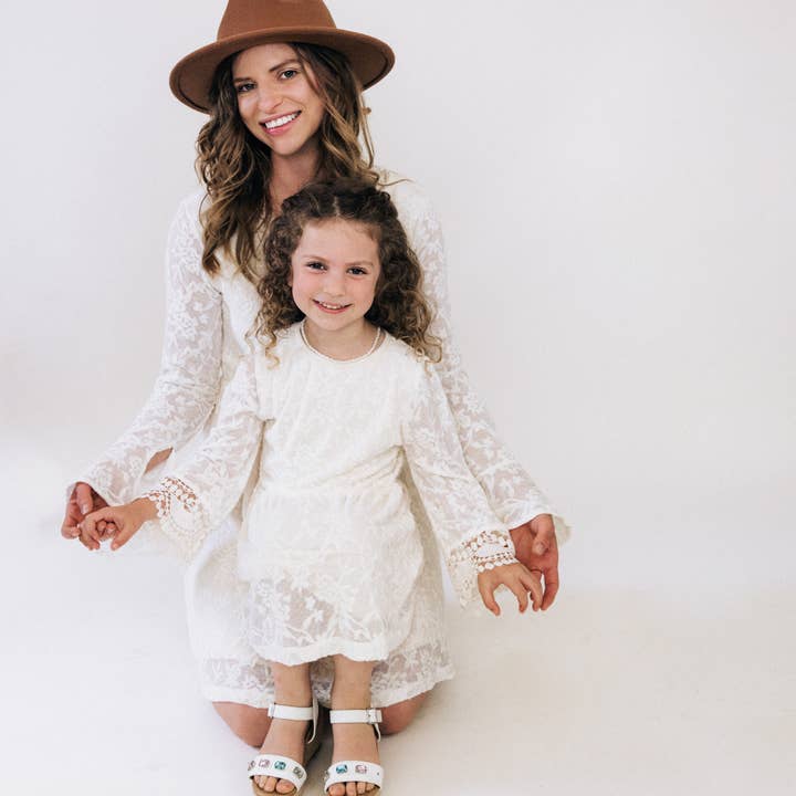 HAHA MAMA Clothing – Großhandel Mama-Kind-Set – Elfenbeinfarbenes Spitzenkleid „Mommy & Me“ für Kinder16