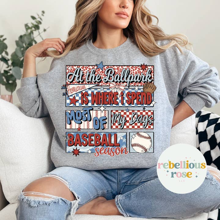 Sweat-shirt ras du cou graphique de baseball au stade pour la vente par Rebellious Rose LLC
