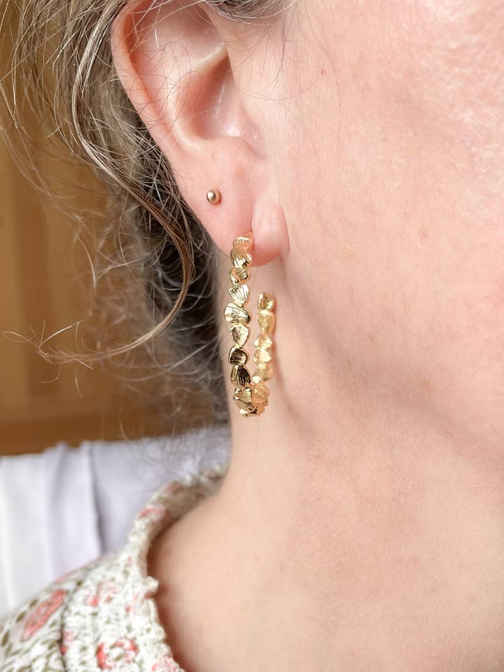 Teksturerede bøjler i mat guldfinish for engroshandel hos AJS Design Studio