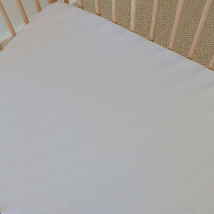 Drap-housse pour lit bébé en bambou - blanc pour la vente par Mulberry Threads
