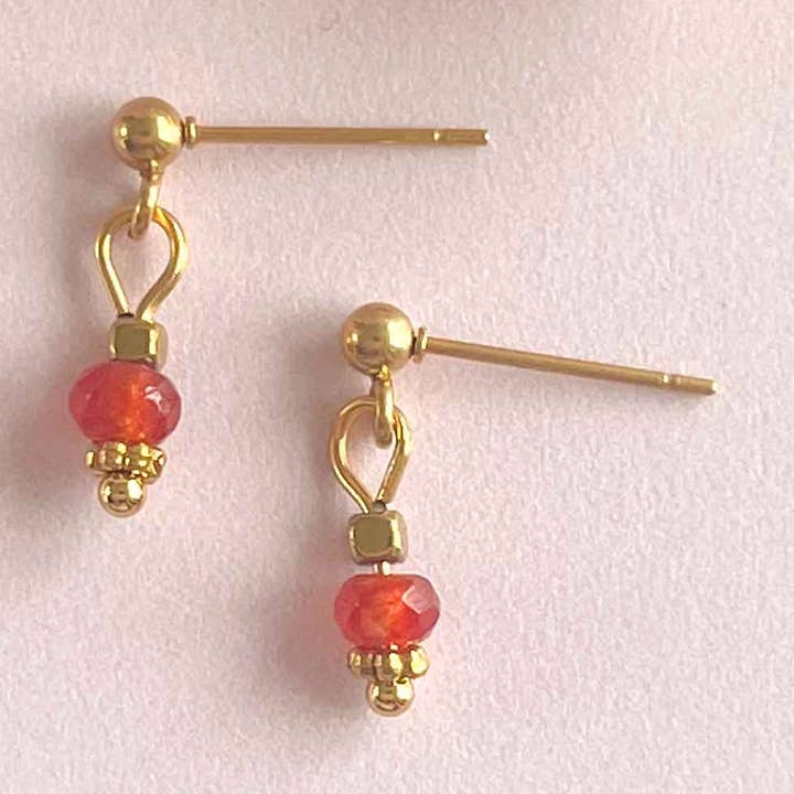 Noa oorknopjes zonnesteen - goud voor wholesale door Mystic Jewelry