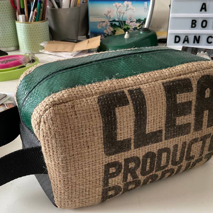Toilettas van upcycled koffiezak en Marin-leer. voor wholesale door K-chik