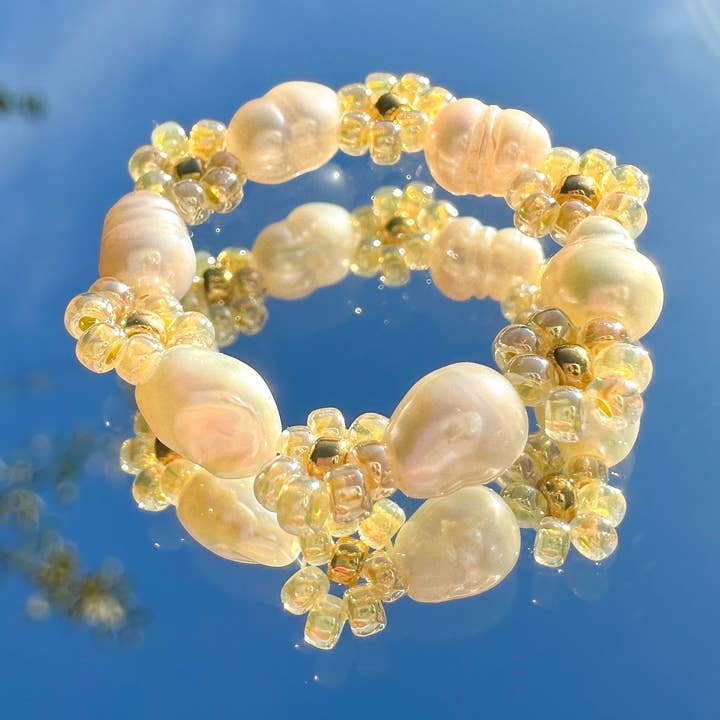 Blumenring "Flora" aus Glasperlen und Süßwasserperlen in Hellgelb für den Großhandel von cool people club