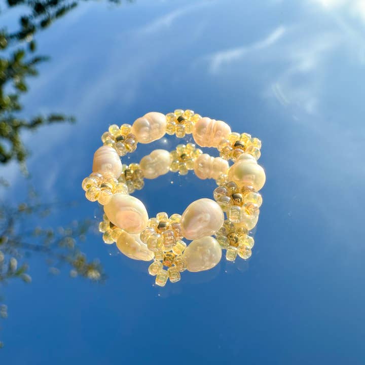 Blomring "Flora" av glaspärlor och sötvattenspärlor i smörgult för wholesale av cool people club