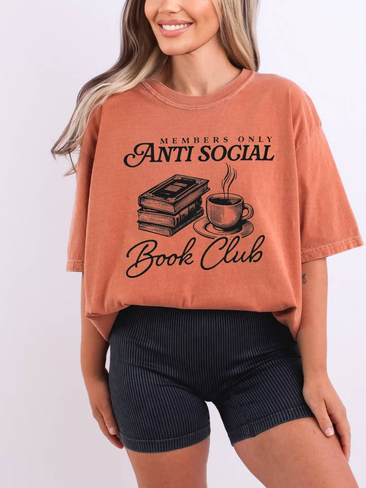 Desert Raine – Engroshandel T-shirt med print - Dame – Anti Social Book Club T-shirt - Læsegrafisk T-shirt2