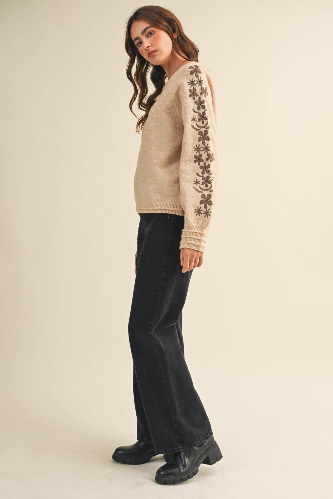 &MERCI - Wholesale Knit Sweater - Women's - PULLOVER SWEATER WITH FLORAL EMBROIDERED SLEEVES MSW1089034