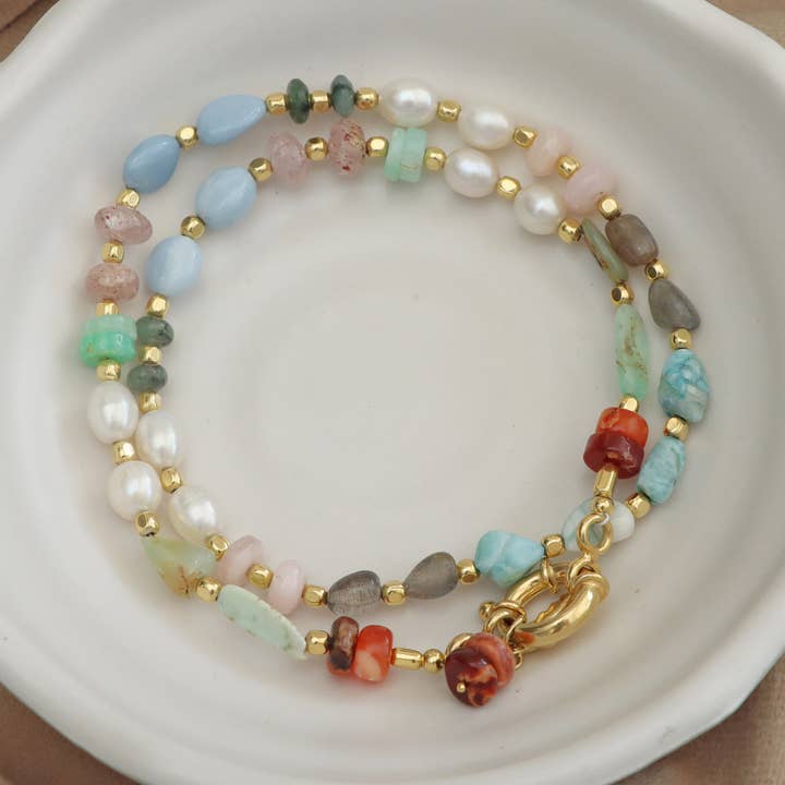 Naturlig halskæde med mange ædelsten og guldkugler 18" for engroshandel hos Fine Facets