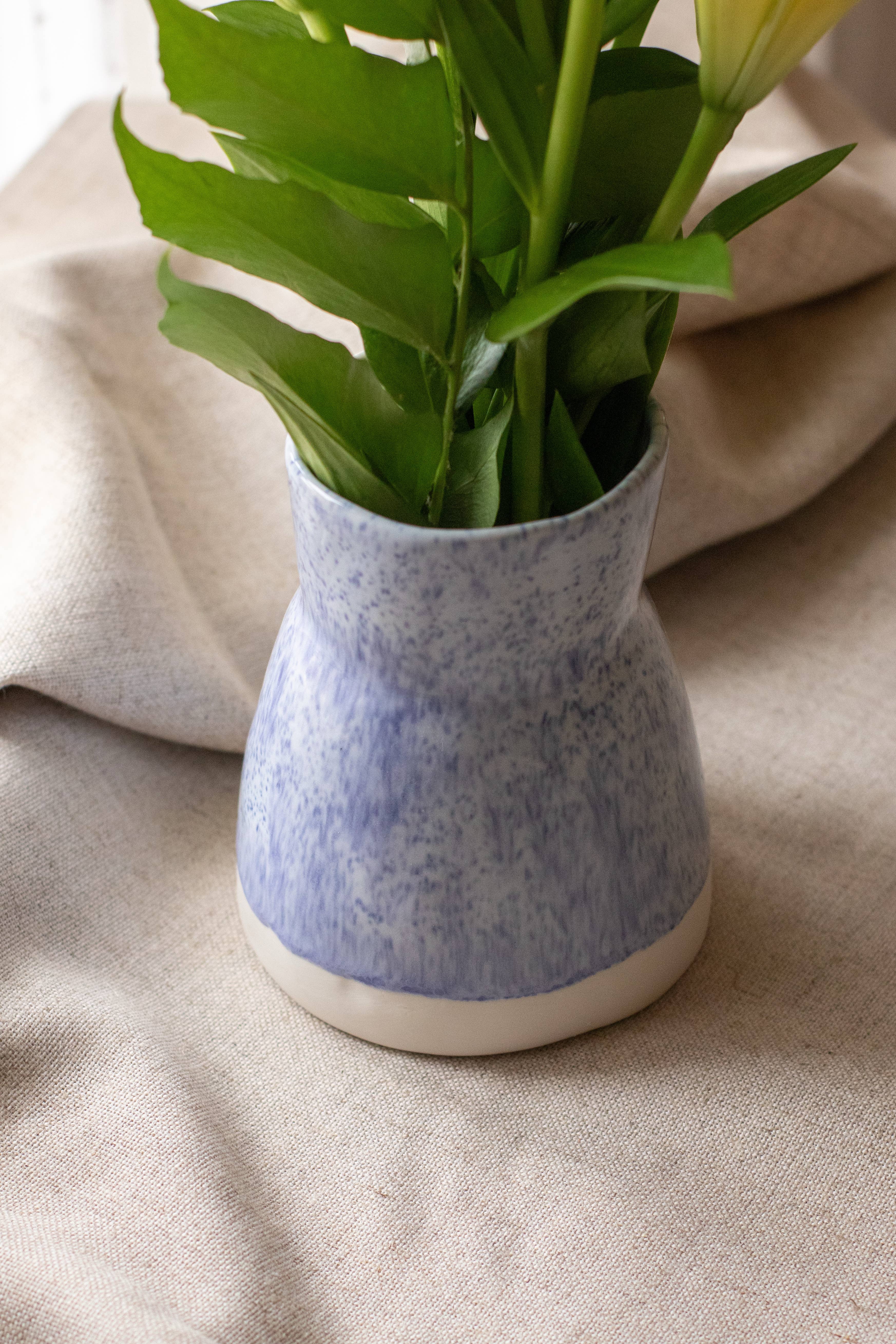 Mariana Garrastazu - Vente Vases - Vase en porcelaine bleu Candy fait main1