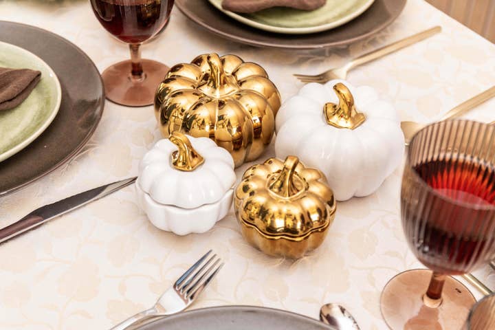 AULICA - Vendita all'ingrosso Statuette decorative - Zucca Decorativa Bianca e Dorata - Set di 2