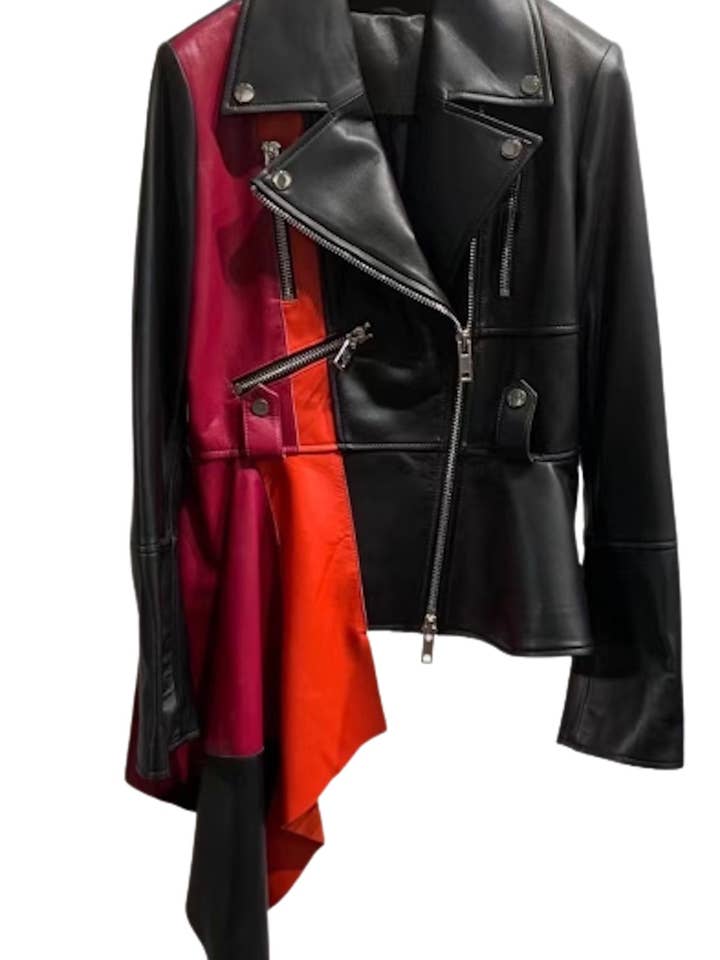 Veste de moto à basque asymétrique en cuir coloré pour la vente par Luxe & Leather by Madonna & Co