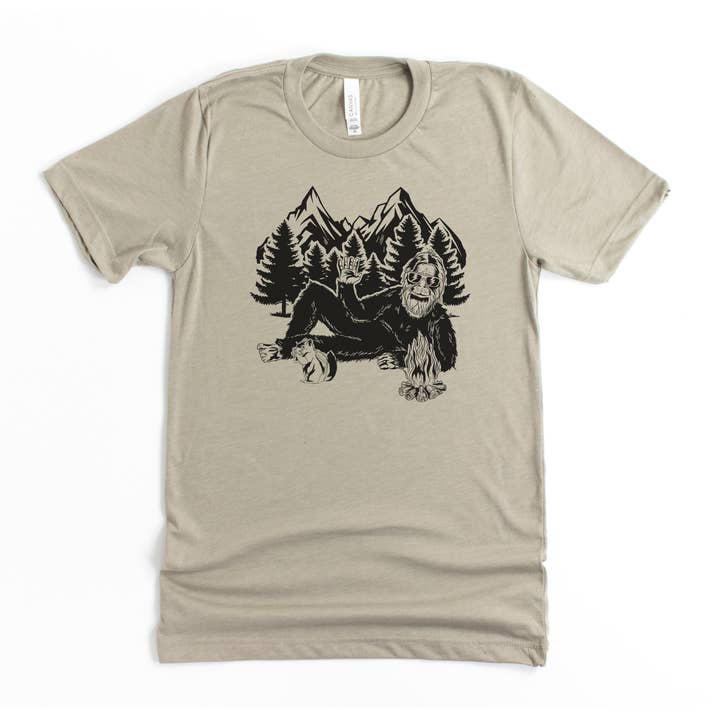 T-shirt graphique Bigfoot se relaxant dans la forêt | Manches longues 226 pour la vente par 208 Tees