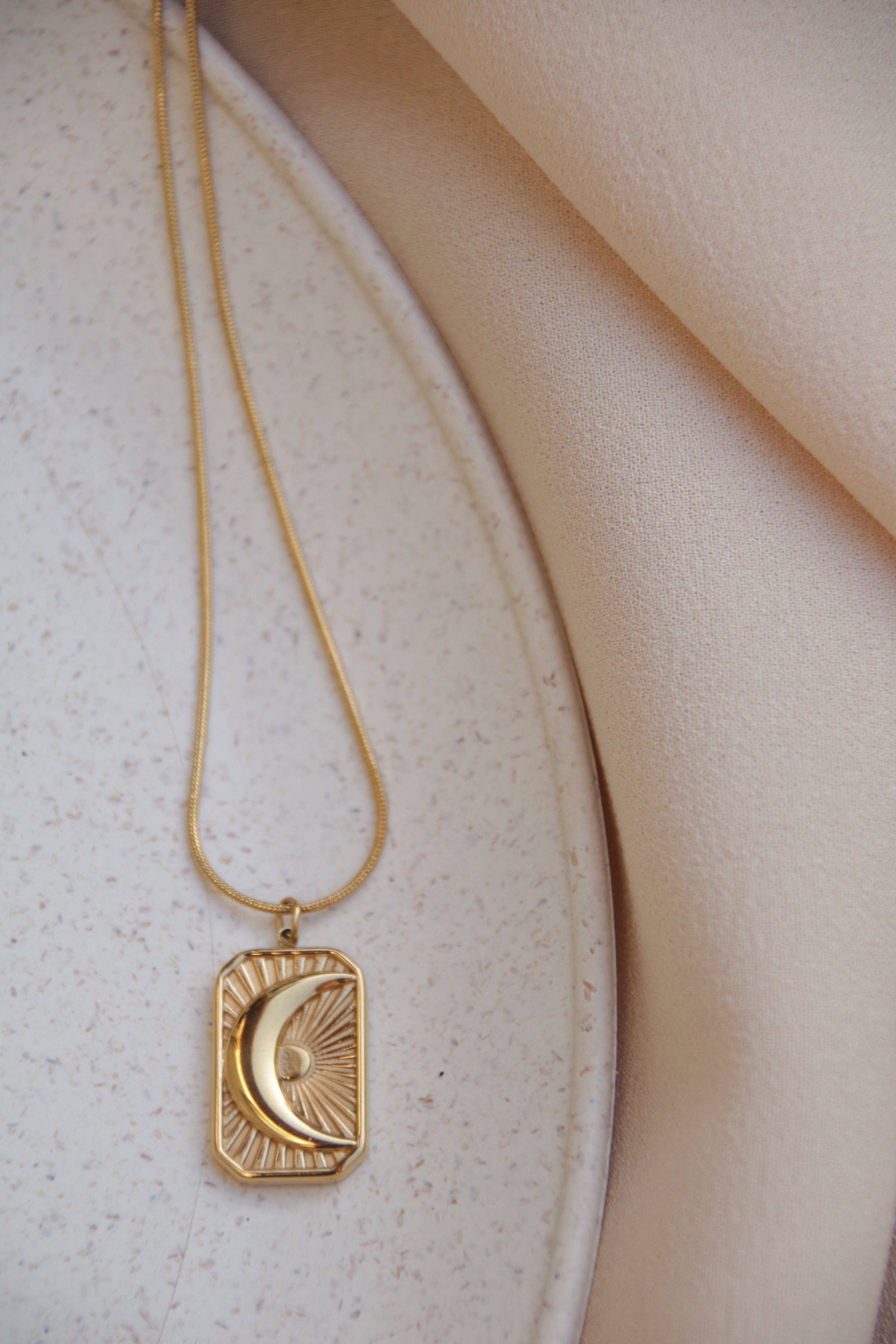 Positiva Jewelry – Engroshandel Halskæde med vedhæng – 18k forgyldt halskæde i rustfrit stål med månevedhæng5