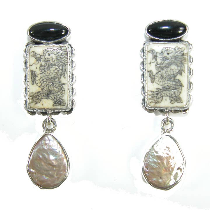 Boucle d'oreille en argent sterling ornée d'une perle de dragon pour la vente par Amy Kahn Russell