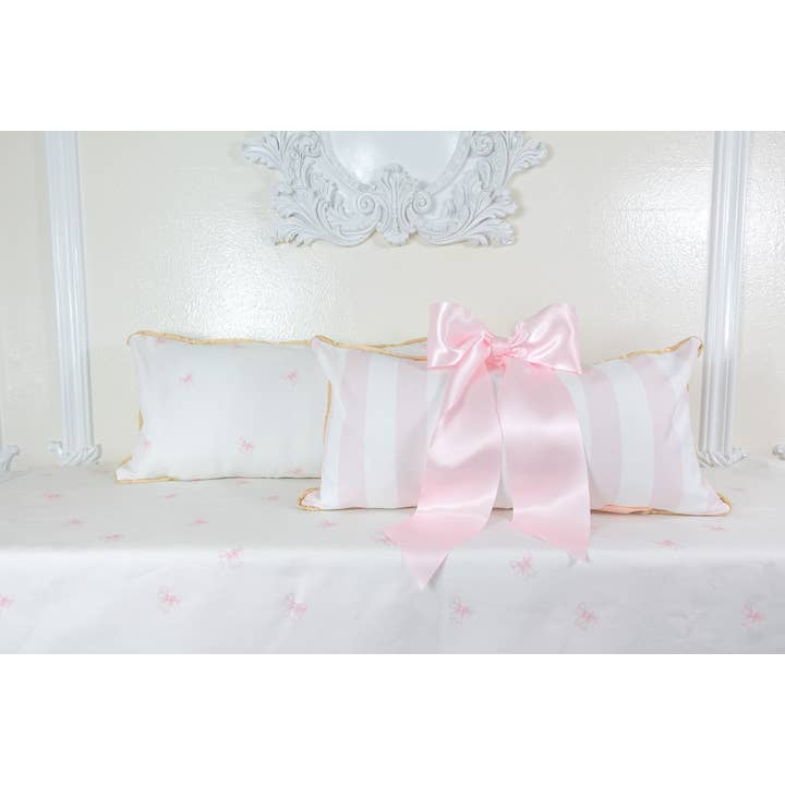 West Cottage Interiors - Venta al por mayor Cojín decorativo - Cojín Charlotte con lazo rosa, rayas rosas y blancas, diseño de celosía5