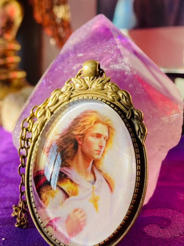 Pendentif Archange Gabriel, bijoux en forme d'ange, art numérique pour la vente par Elysium Pendants