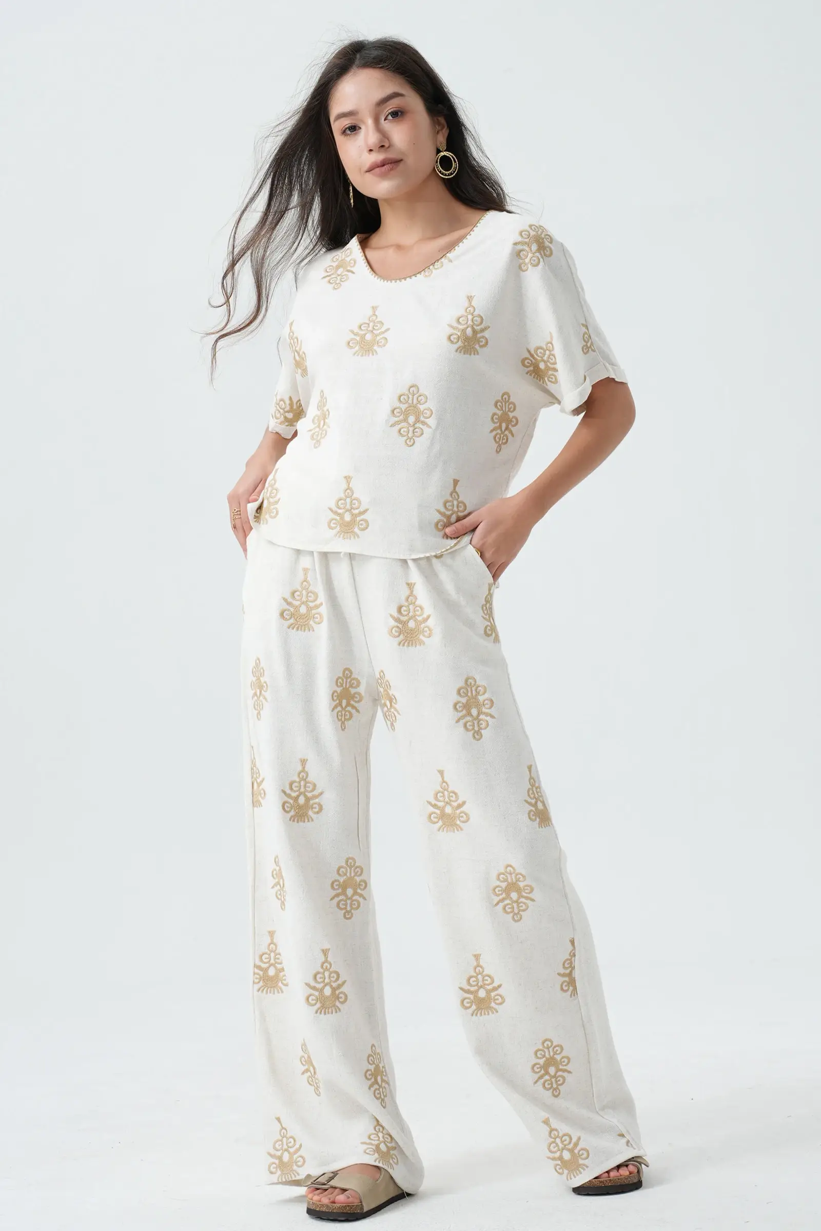 beige Pantaloni in lino ricamati dallo spirito etnico PAN-526 in vendita all'ingrosso su Faire1