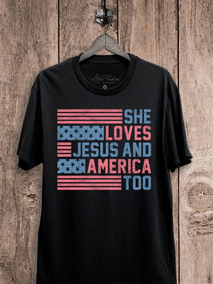 Haut graphique "Elle aime Jésus et l'Amérique aussi" pour la vente par Lotus Fashion Collection