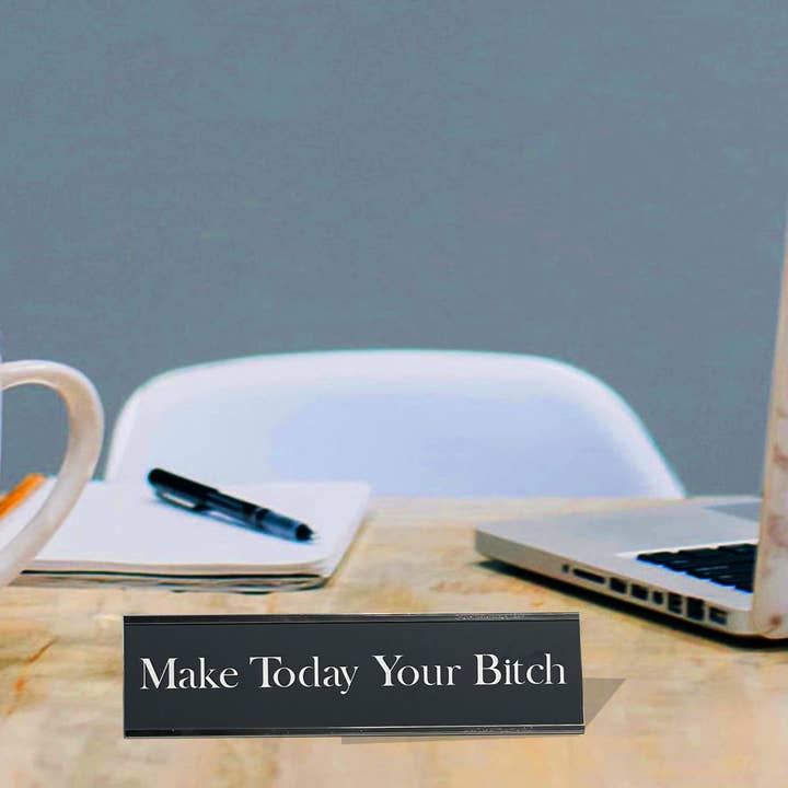 Gør i dag din tæve - Office Desk Plate for engroshandel hos Calm Down Caren