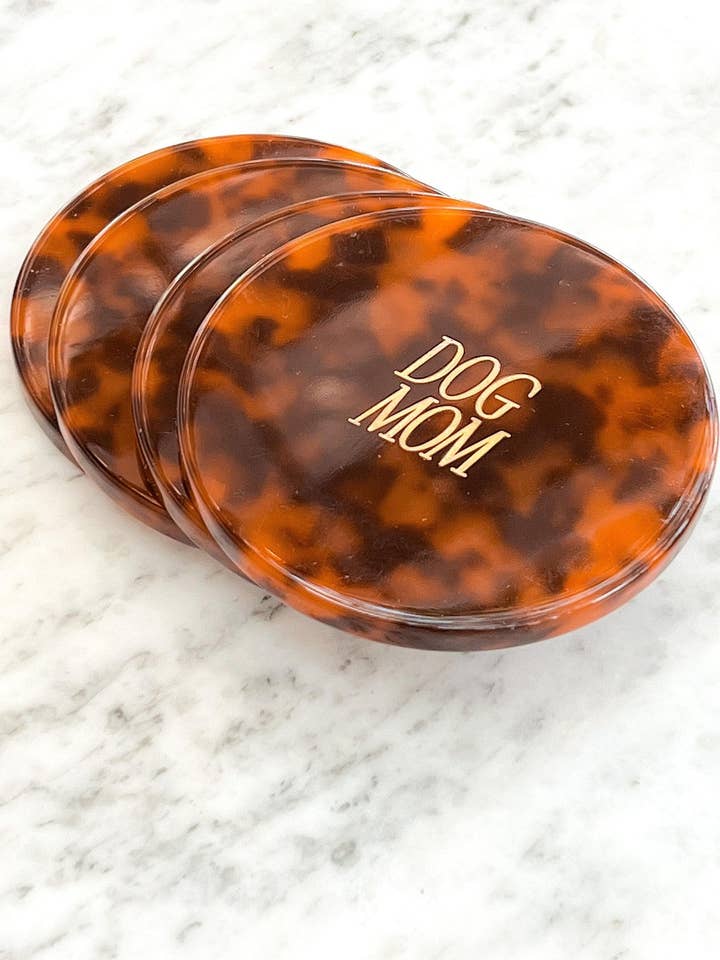 Sous-verres en acrylique gravés « Dog Mom » effet tortue, découpés à la main pour la vente par Shaya Pets