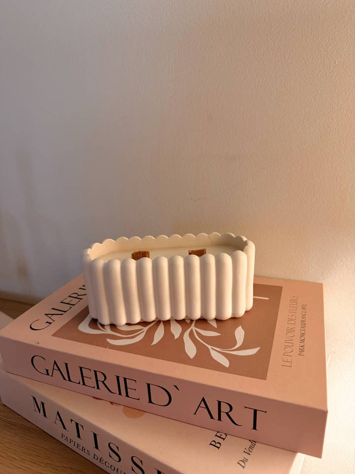 Candela da boudoir fatta a mano in jesmonite, colore e profumo a scelta per la vendita all'ingrosso da parte di My Milky Candle