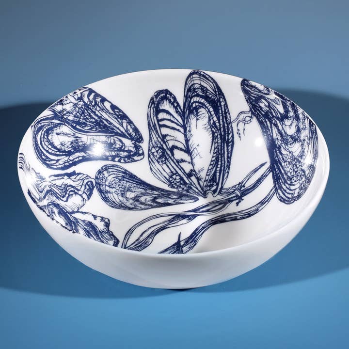 Kom met mossel en oester uit Bone China voor wholesale door Cream Cornwall