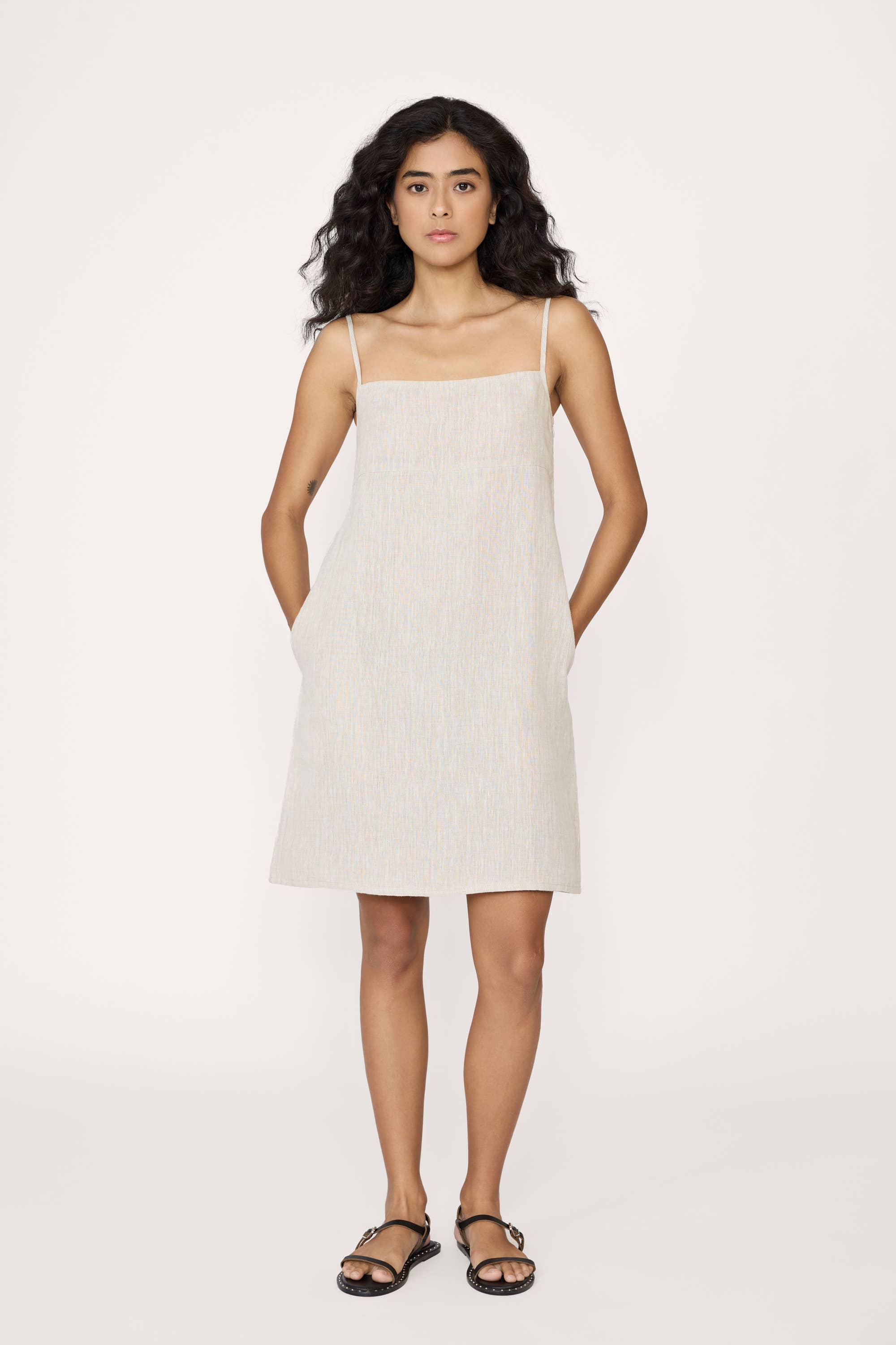 Lino naturale. Mini abito in lino con scollo quadrato, naturale in vendita all'ingrosso su Faire0