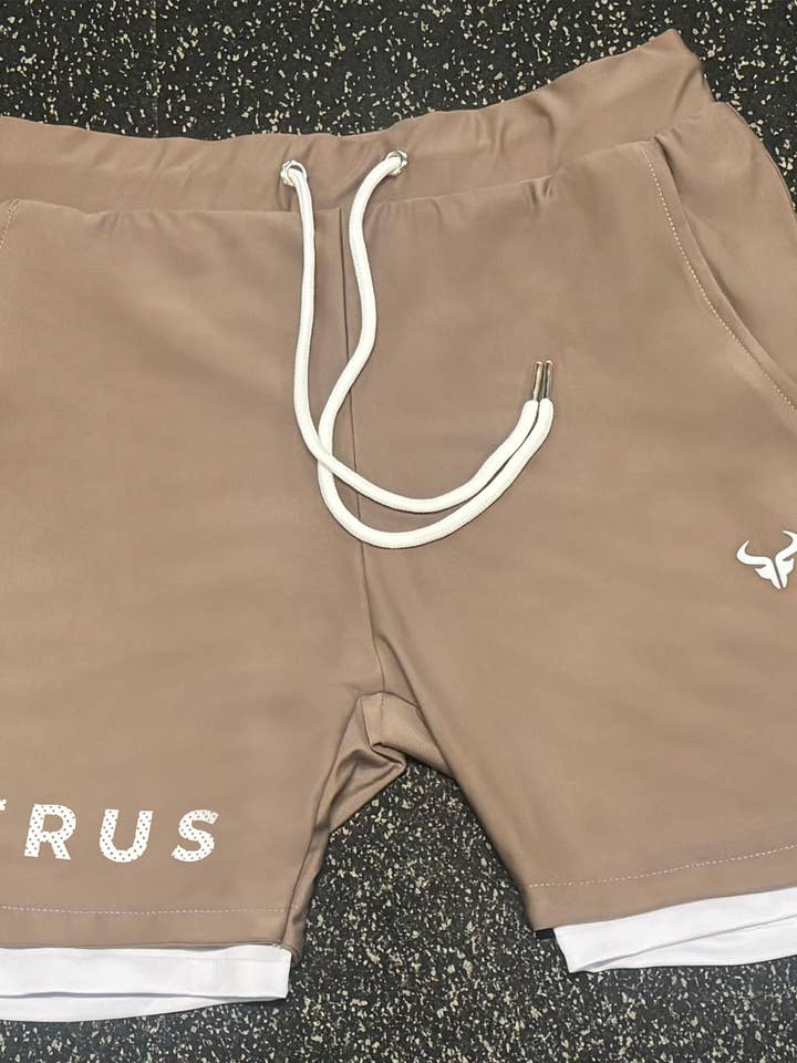 Cerus Clay Brown Fusion 2-i-1 Shorts för wholesale av Cerus Clothing