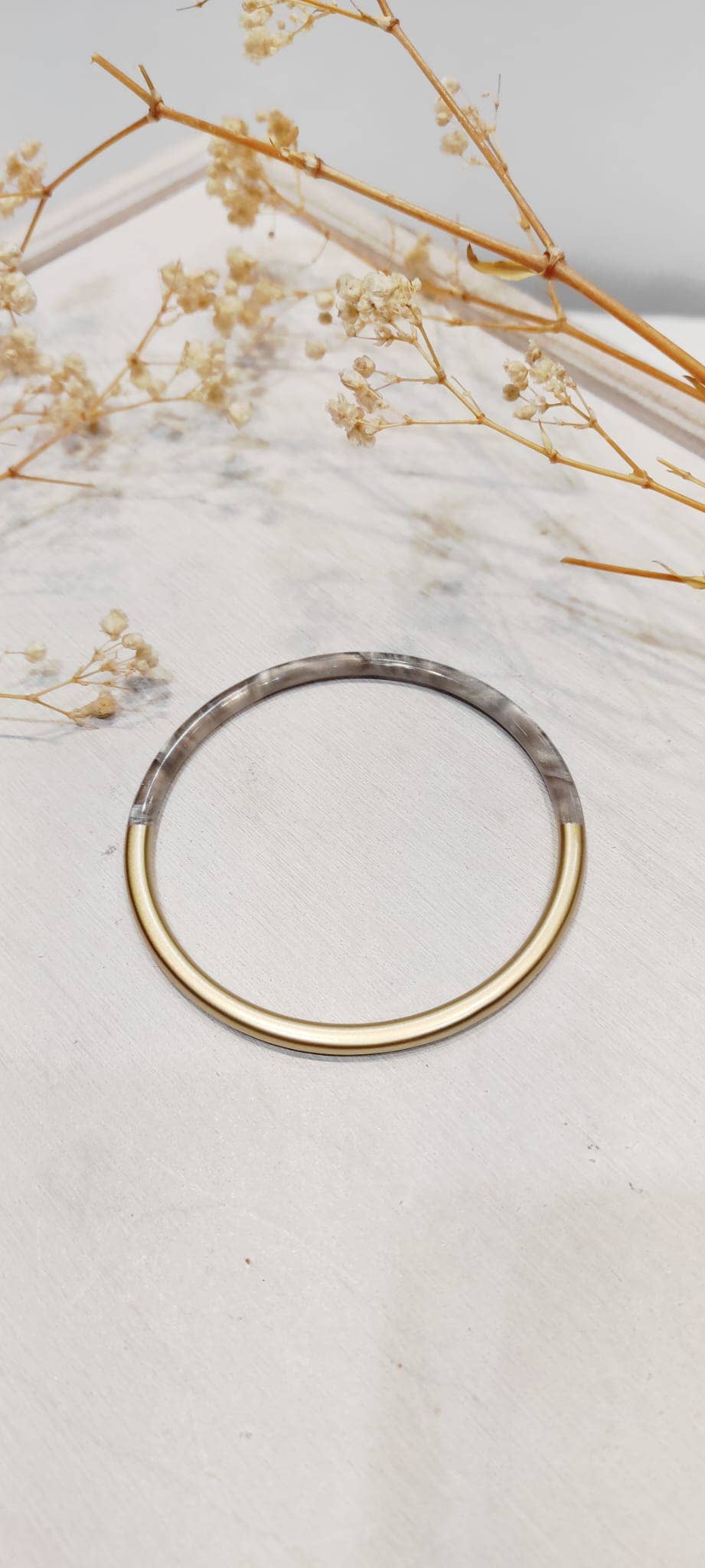 LOLO & YAYA – wholesale Manschettarmband – Milla stel armband i resin med pärlemorsglans1