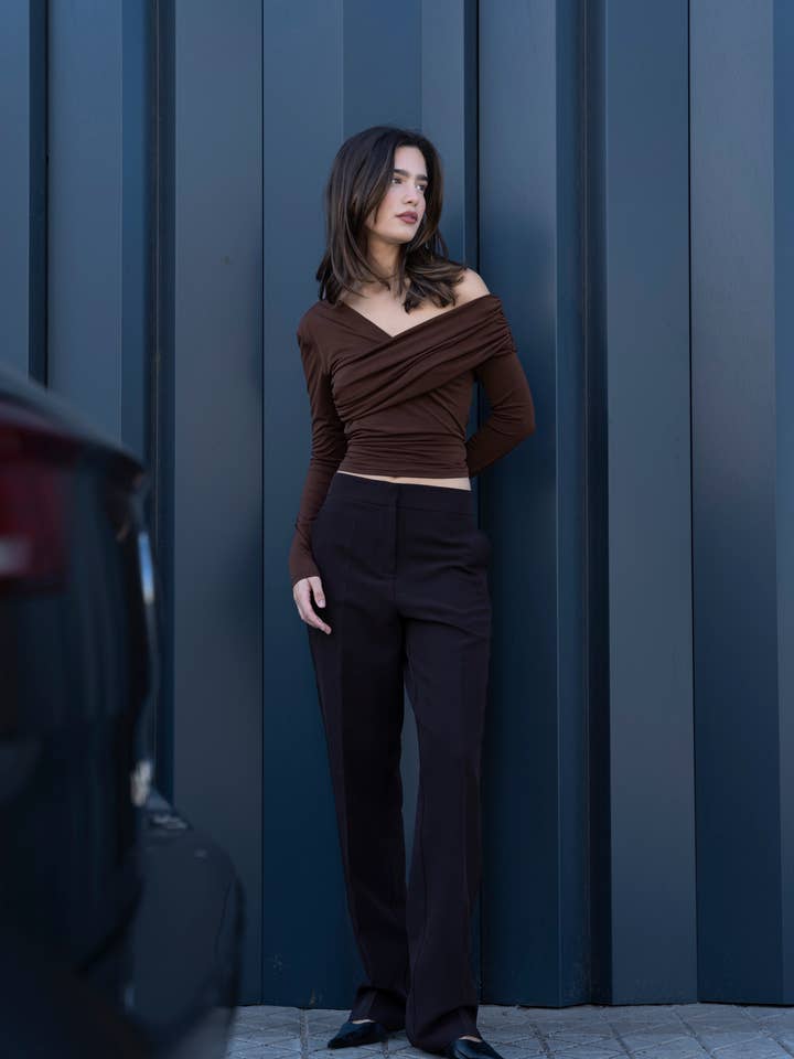 T-SHIRT ASYMÉTRIQUE MARRON pour la vente par Javier Teruel García - InfinityWear