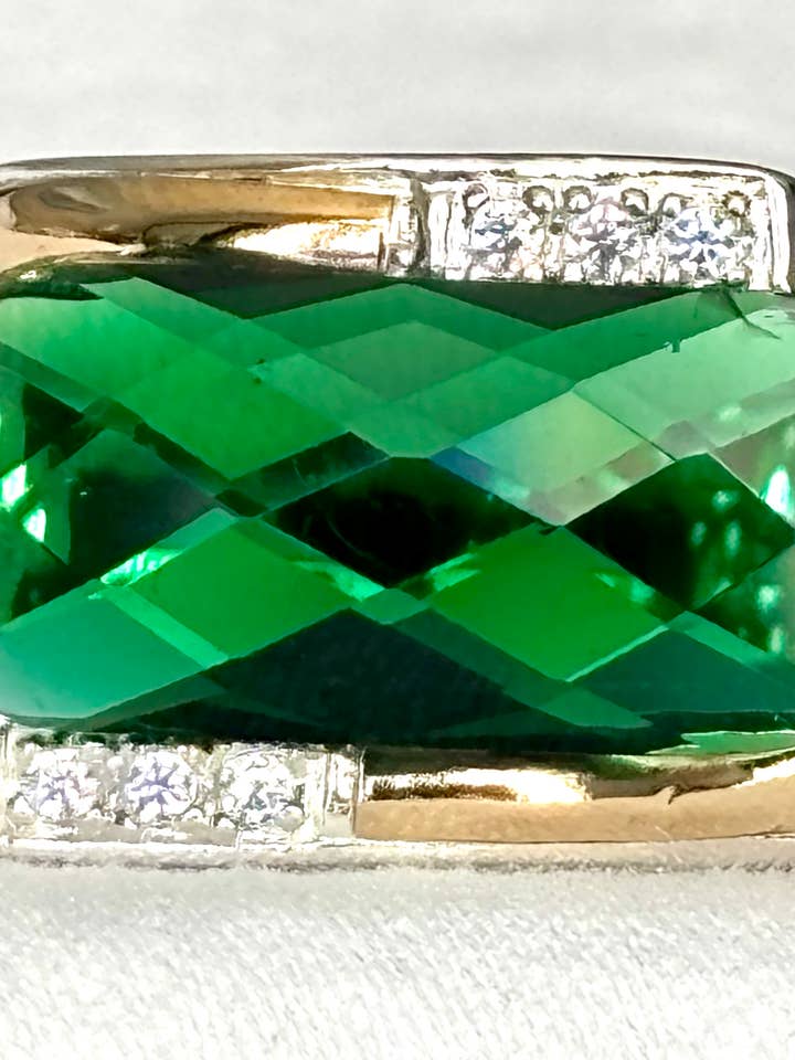 Bague rectangulaire verte en argent 925 et or 10 carats pour la vente par QURI