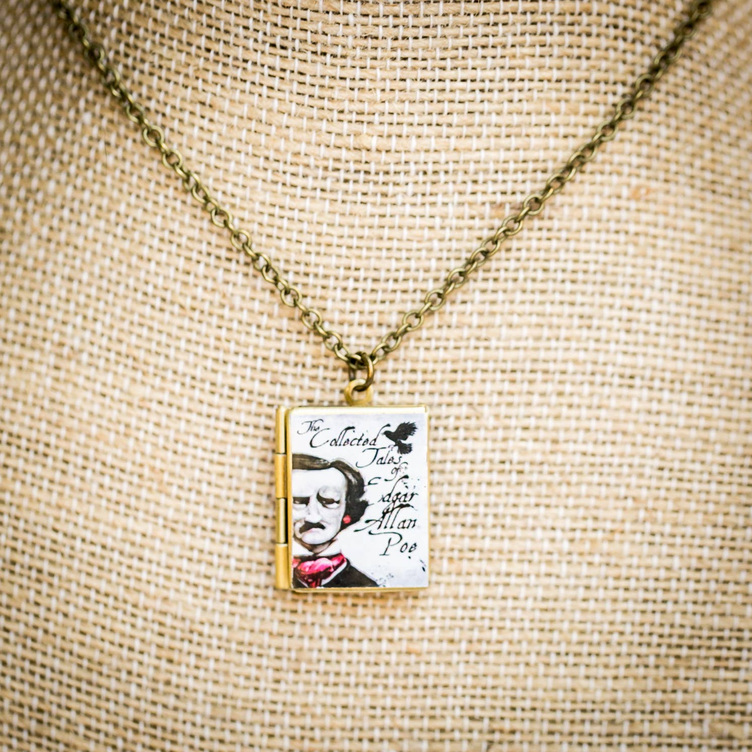 Adorned by Aisha - Vendita all'ingrosso Collane con medaglione - Collana con ciondolo libro stile Jane Eyre16