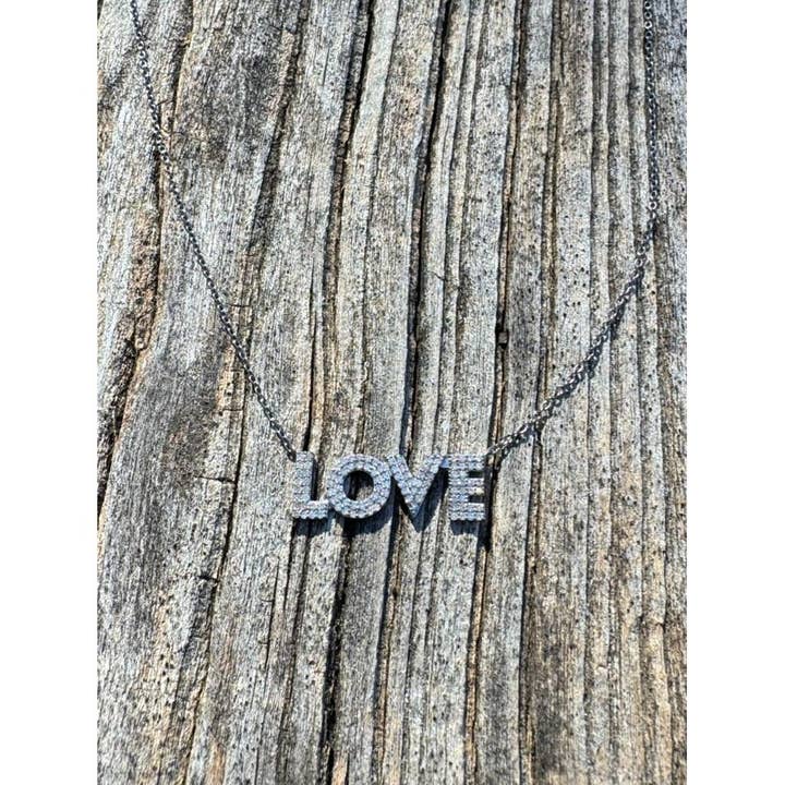 Colar Pave Diamond Block LOVE por atacado de ILISSA MICHELE JEWELRY