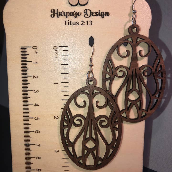 Valnöt trä Oval Scroll Design Drop örhängen för wholesale av Harpazo Design