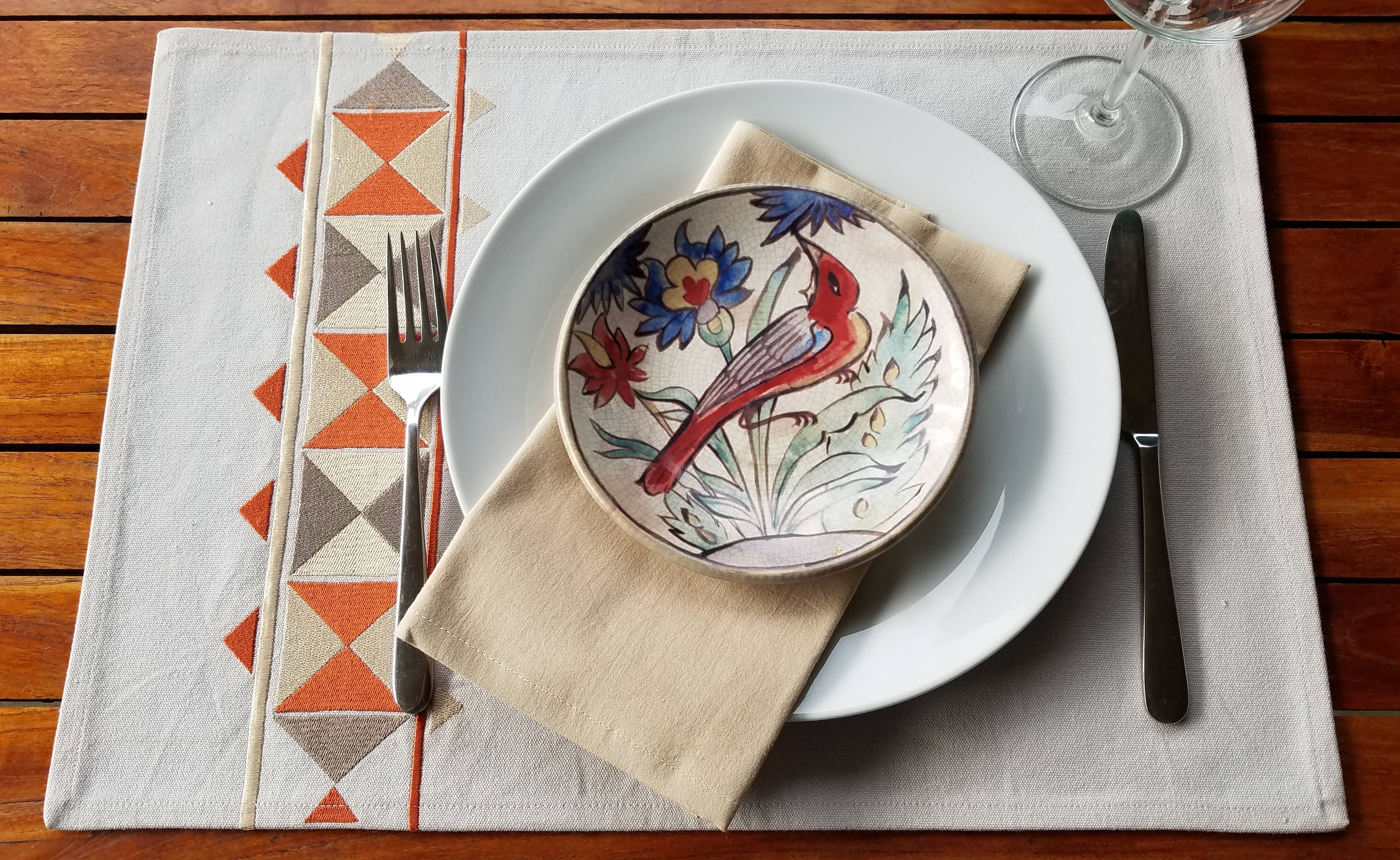 Indigostep – Engroshandel Dækkeserviet – Bomuld dækkeservietter broderet med efterårsfarvede trekanter3