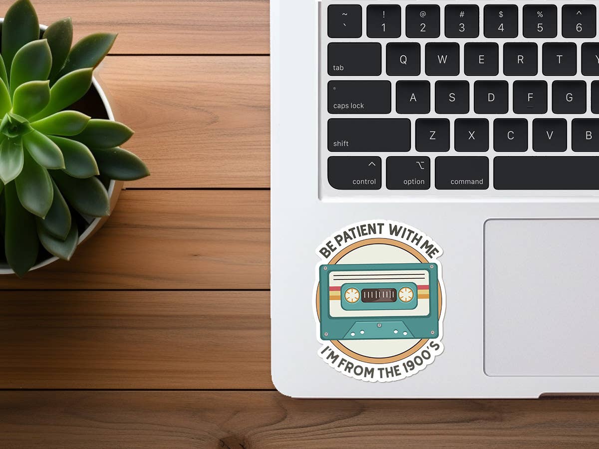 Missional Merch - Vendita all'ingrosso Adesivo - Abbi pazienza con me, vengo dal 1900 | Adesivo divertente1