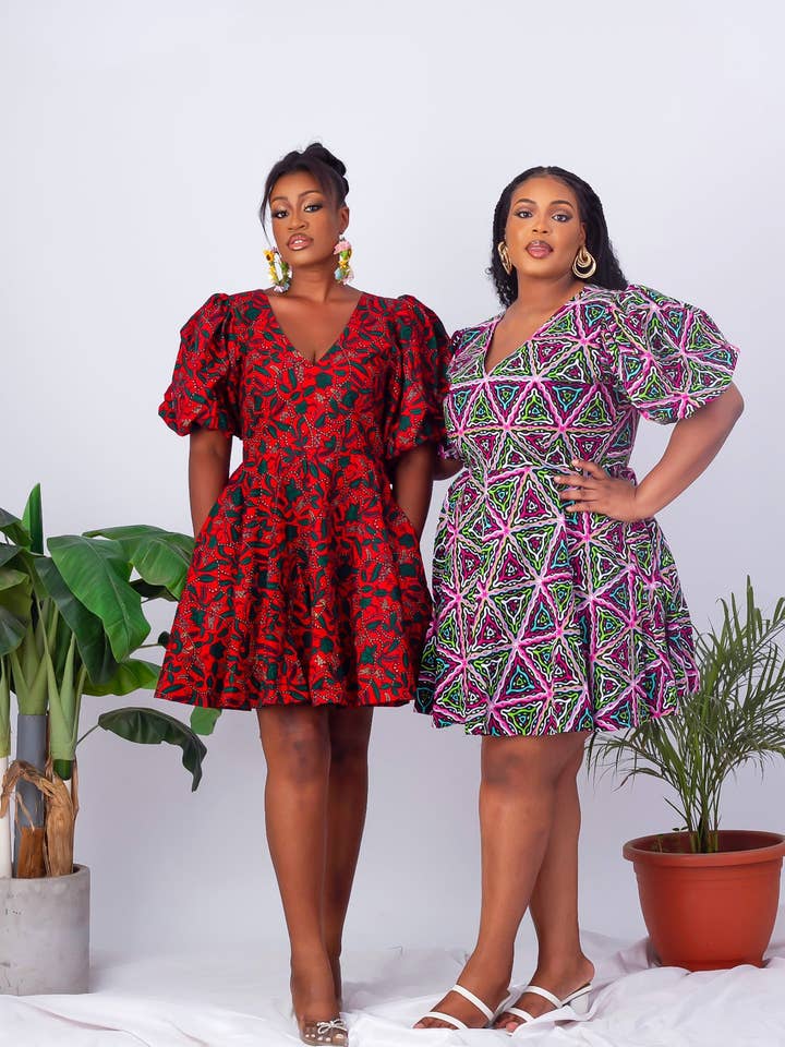 Korte jurk met Afrikaanse print en pofmouwen - Kenia voor wholesale door CUMO London