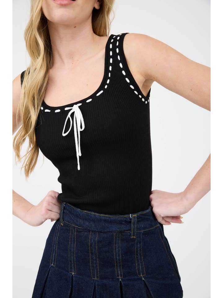 The Workshop Studio – Engroshandel Strikket top - Dame – SCOOP-UDSKÆRING FORAN BIND SWEATER STRIKKET TANKTOP3