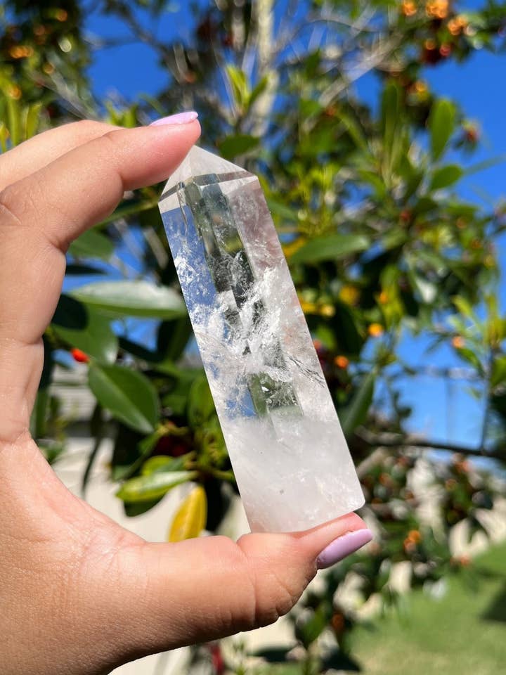 Klar kvarts Crystal Point Tower Phantom Inclusions for engroshandel hos Sivalya