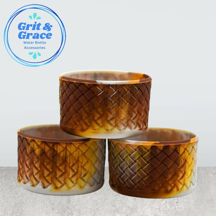 Stiefel im Korbgeflecht mit Kaffee‑Creme‑Wirbel für den Großhandel von Grit & Grace Water Bottle Accessories