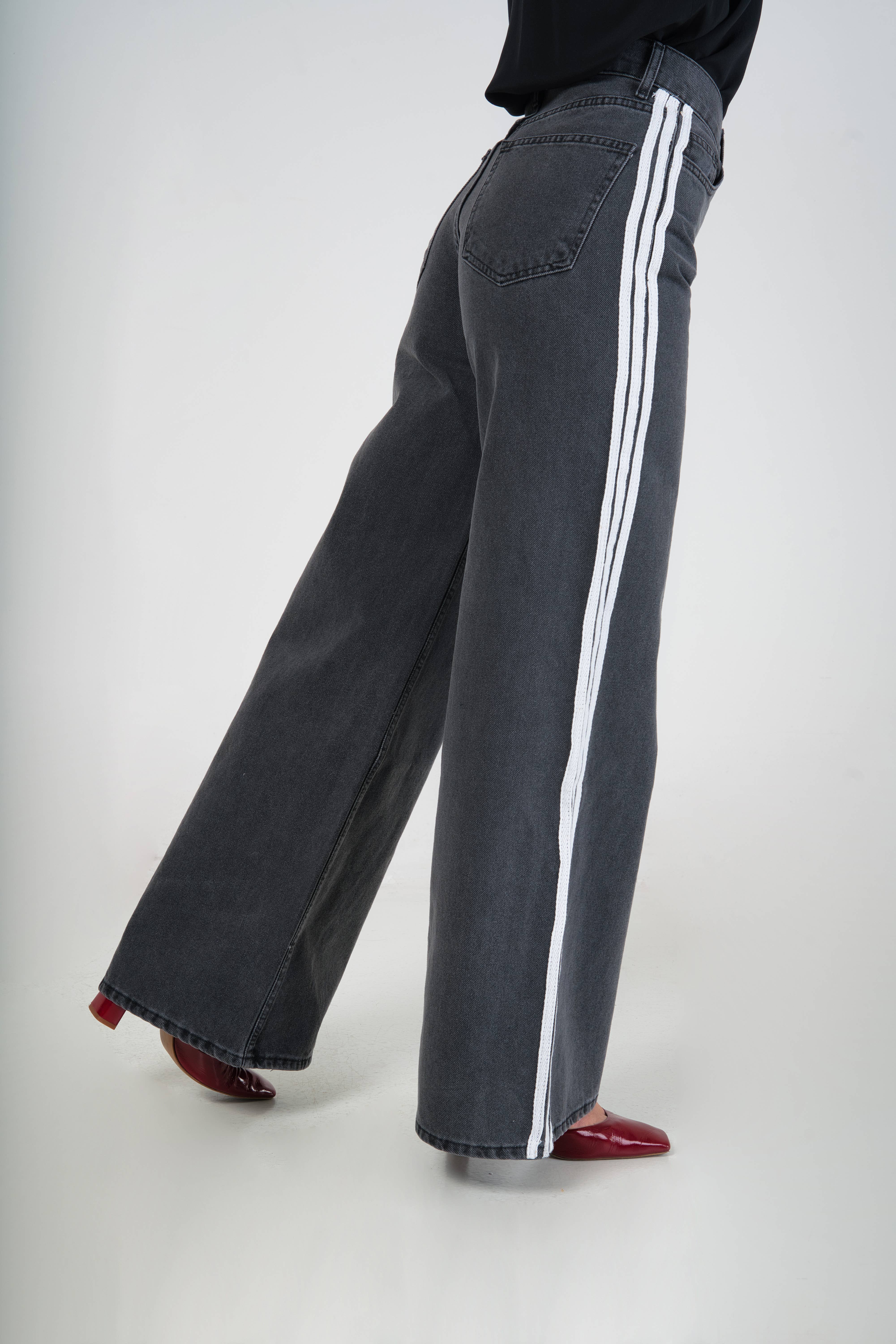 MAXMILA PARIS - Wholesale Pants - Women's - Gray wide-leg jeans with side sport stripes – LEON2