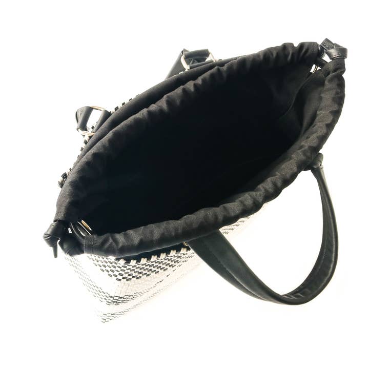 Tin Marin – Engroshandel Crossbodytaske - Dame – Lolo Medium Vævet Plastik Crossbody Taske med Snoretræk2