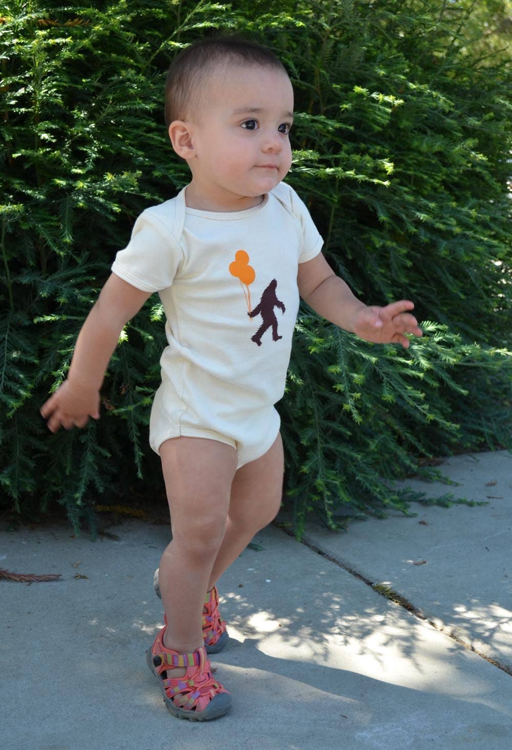 Orange Twist Studio LLC - Vente Body (sans pieds) – bébé - Sasquatch et ballons — Une-pièce bio pour bébé3